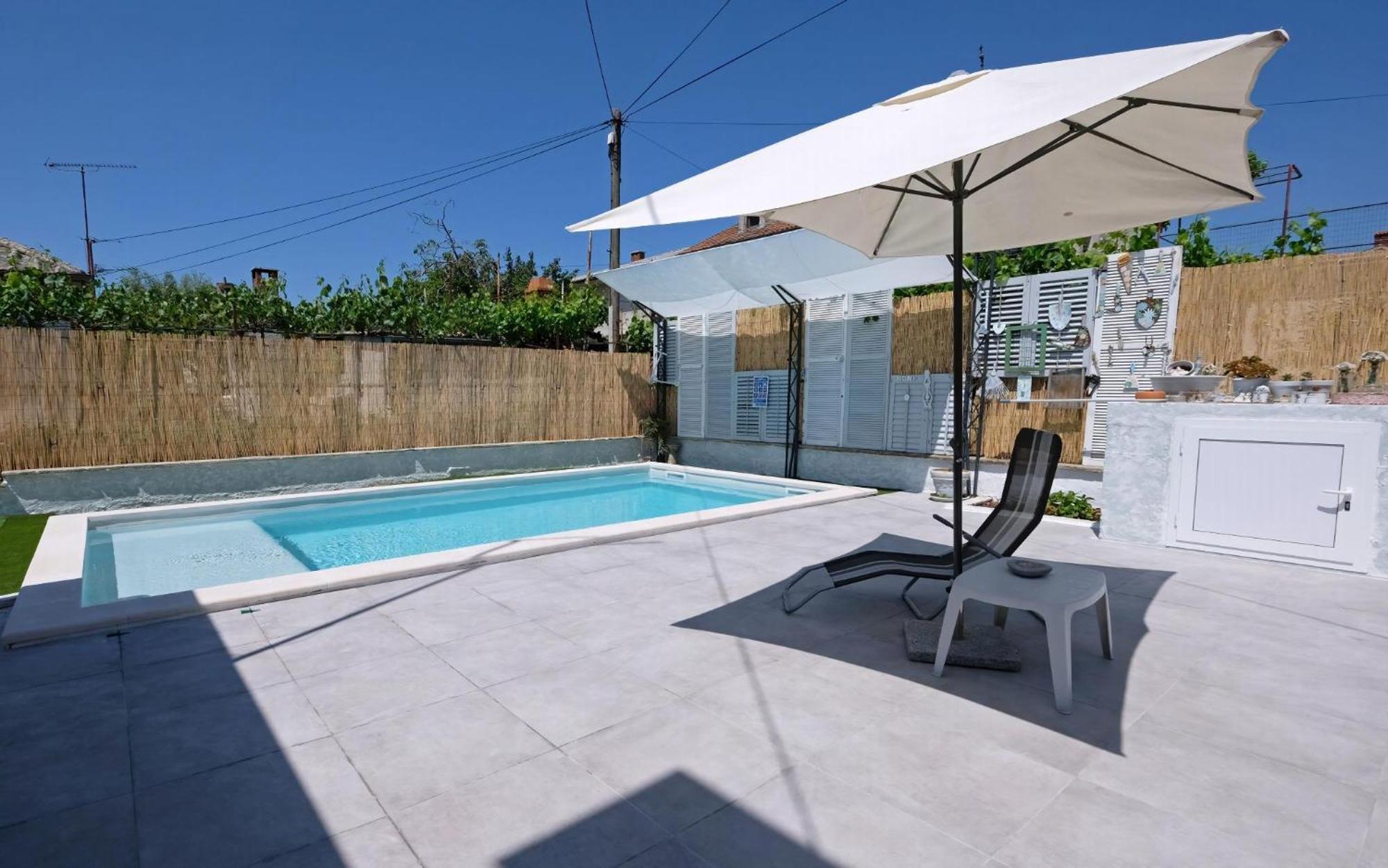 Holiday home Renoviertes In Mit Privatem Pool