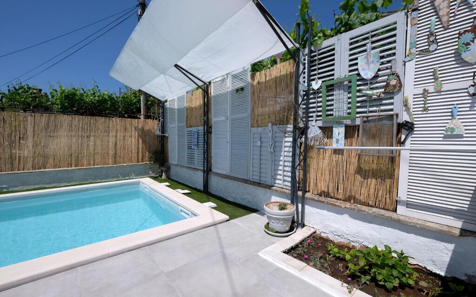 Renoviertes In Mit Privatem Pool Holiday home